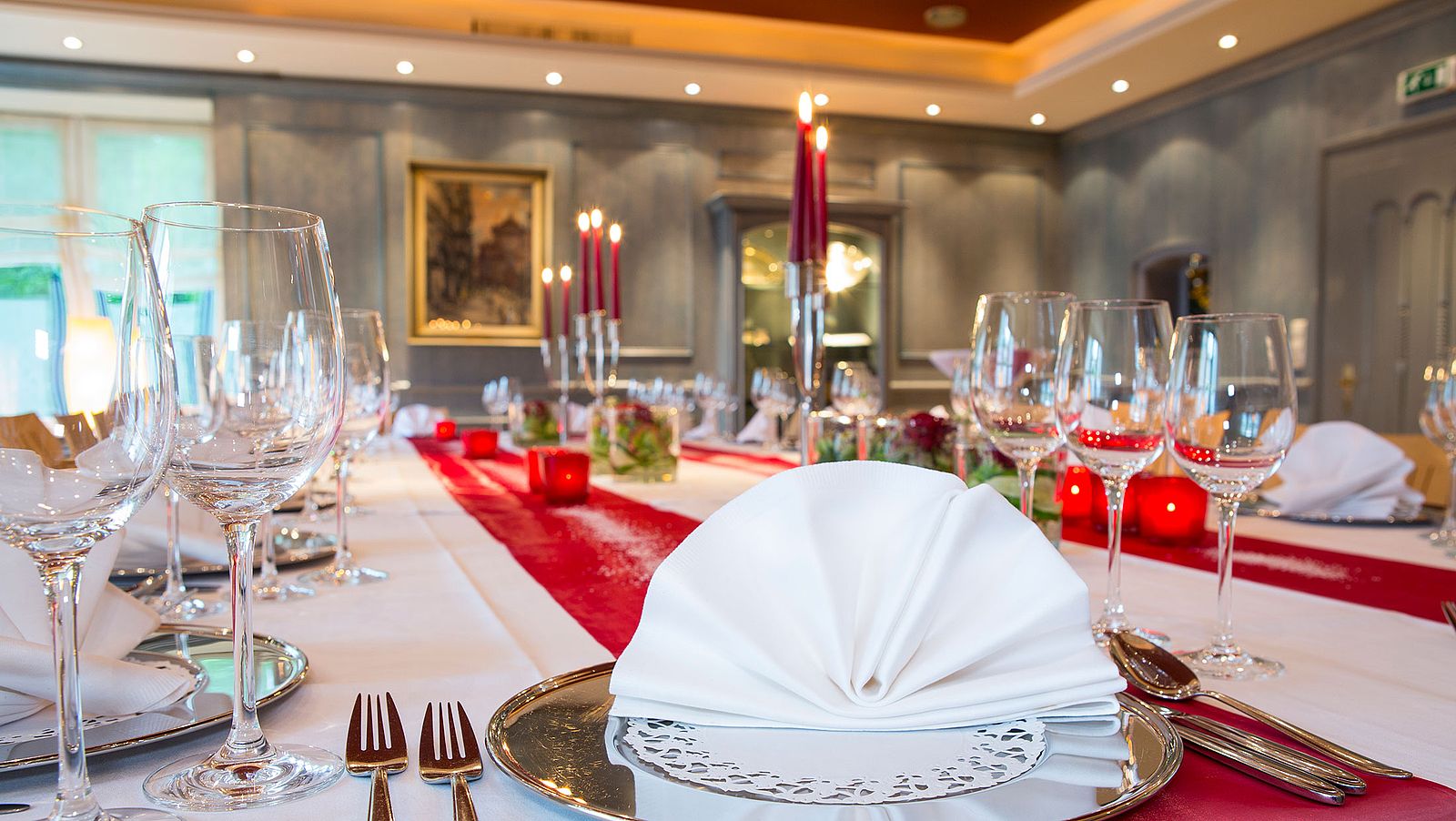 Nahaufnahme einer Festtafel im Blauen Zimmer mit rot-weißer Dekoration