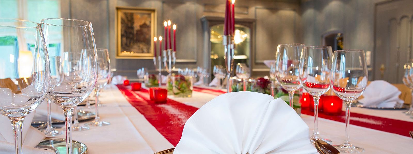 Nahaufnahme einer Festtafel im Blauen Zimmer mit rot-weißer Dekoration