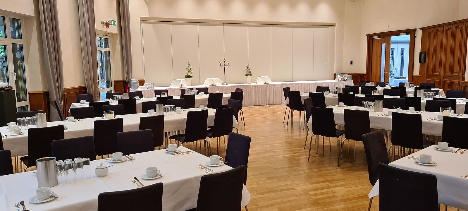 Kaffeetafel im Fahnensaal in Reihen-Betischung und weiß eingedeckt
