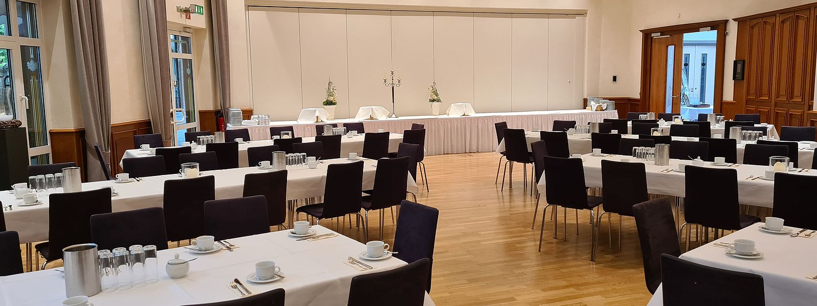 Kaffeetafel im Fahnensaal in Reihen-Betischung und weiß eingedeckt