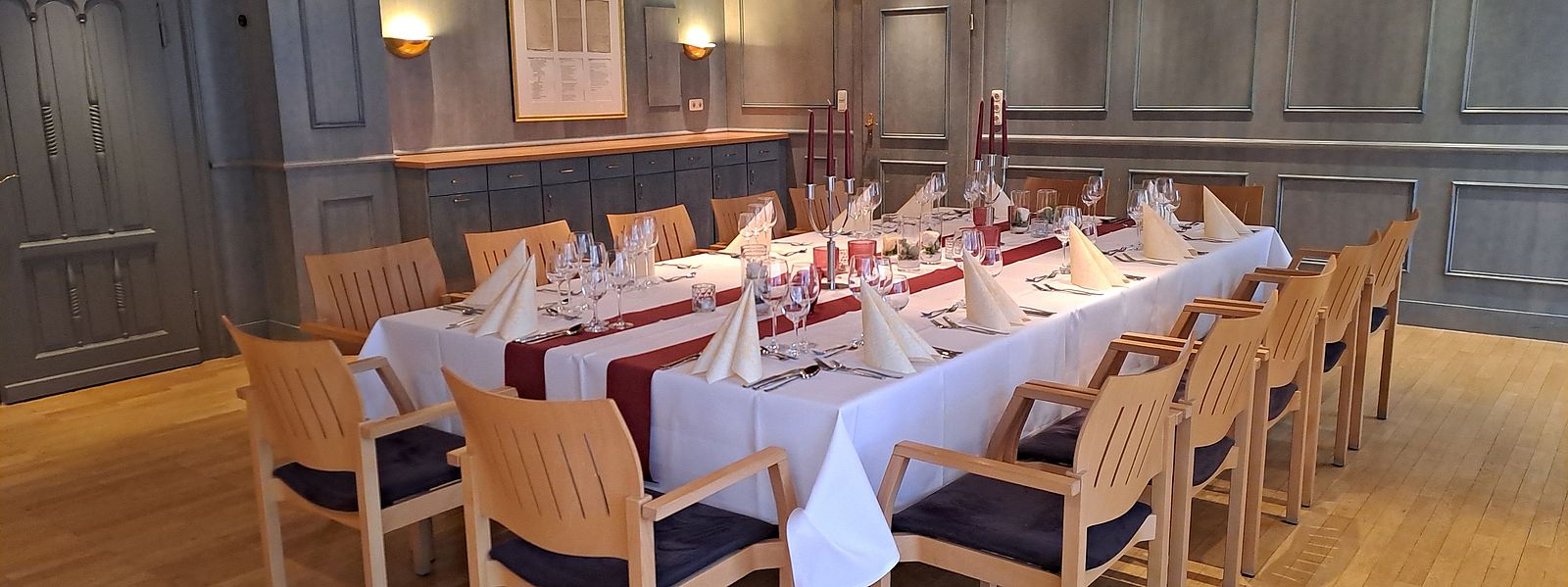 Festtafel im Blauen Zimmer mit dunkelroten Tischläufern