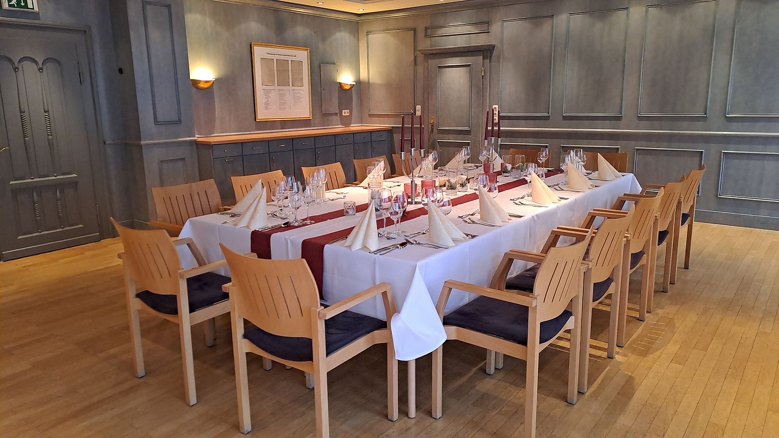 Festtafel im Blauen Zimmer mit dunkelroten Tischläufern