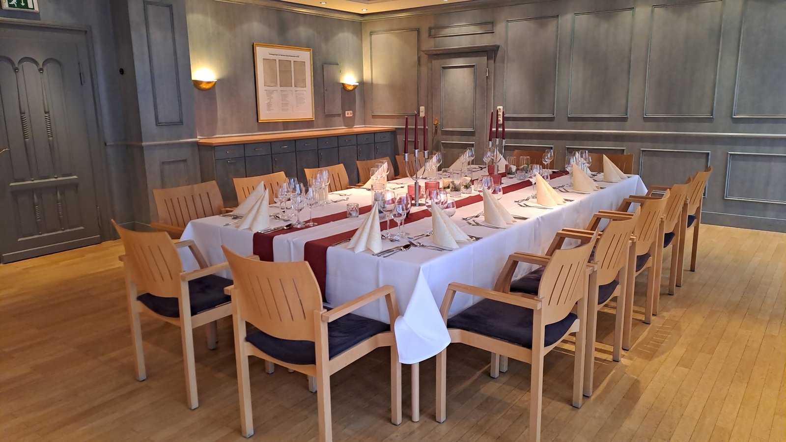 Festtafel im Blauen Zimmer mit dunkelroten Tischläufern