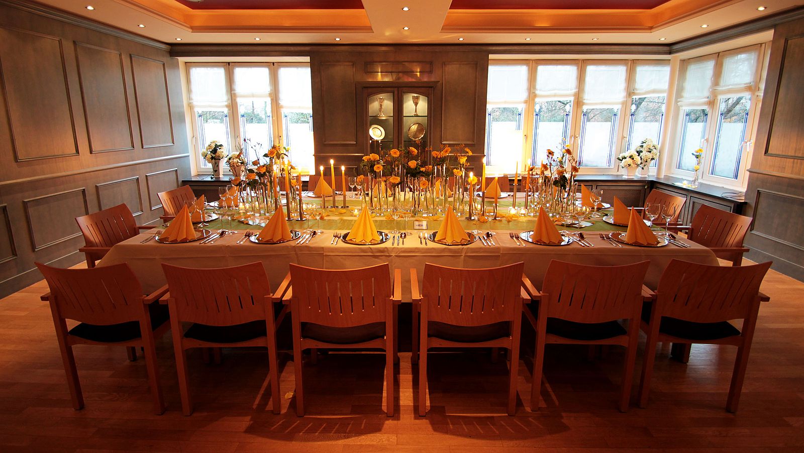 Festtafel im Blauen Zimmer mit gelben Blumen, Servietten und Kerzen