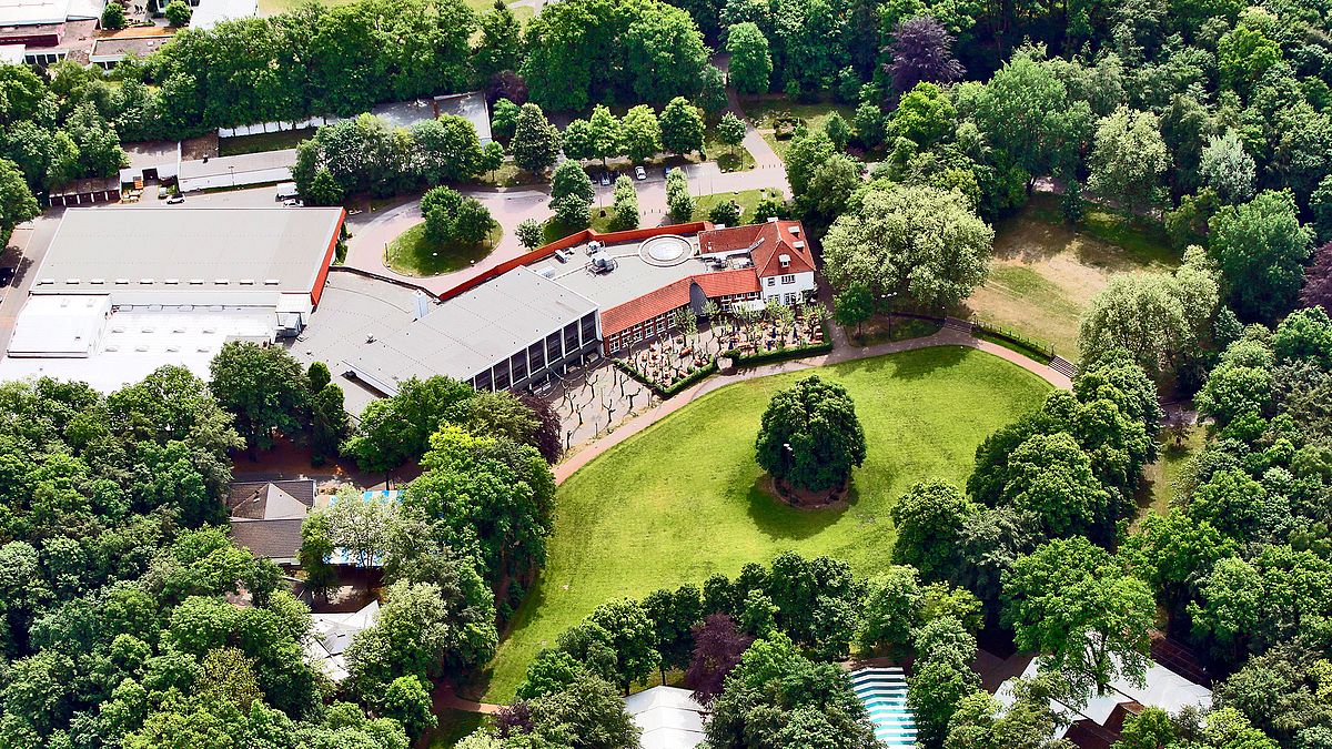 Luftaufnahme des Schützenhofs Paderborn in grüner Natur