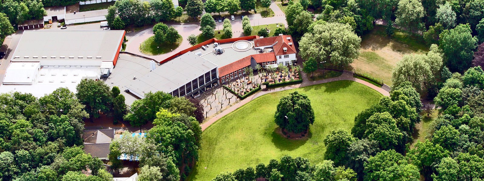 Luftaufnahme des Schützenhofs Paderborn in grüner Natur