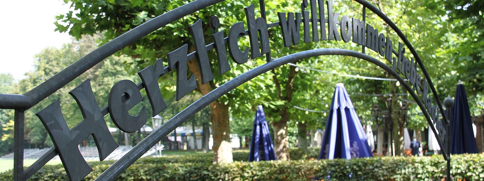 Schriftzug vor dem Biergarten mit "Herzlich willkommen, liebe Radler""
