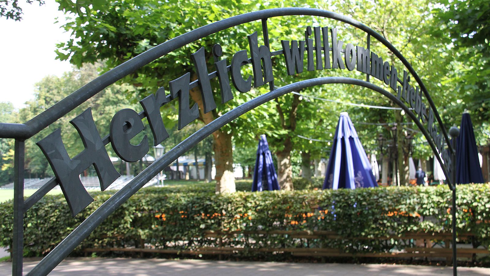 Schriftzug vor dem Biergarten mit "Herzlich willkommen, liebe Radler""