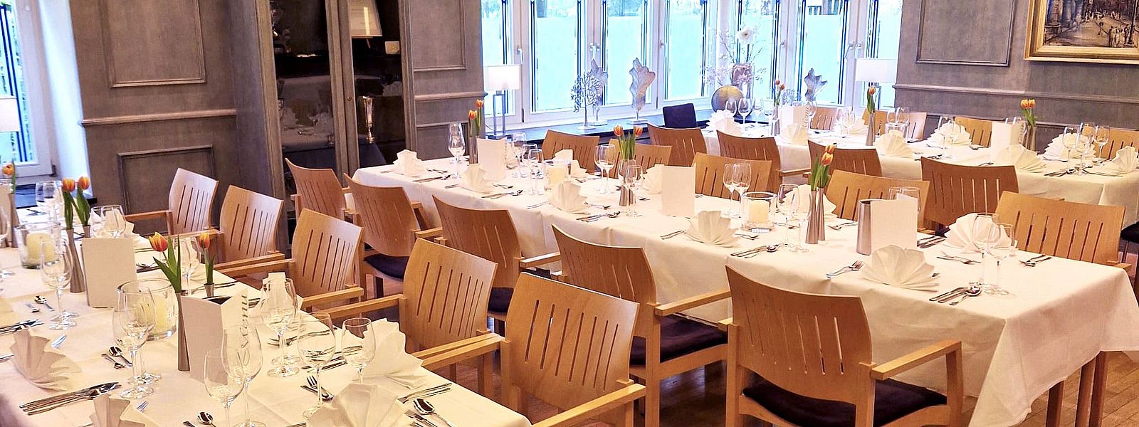 Drei Tischreihen im Blauen Zimmer, weiß eingedeckt